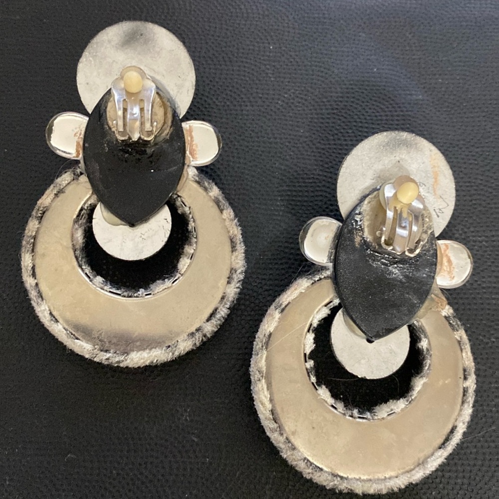 Vintage 80’s clip-on faux fur animal pattern dangling earrings - Picture 3 of 5